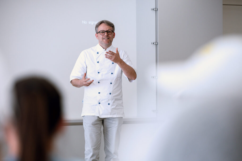 Was sich Ausbildungsbetriebe von zukünftigen Lehrlingen erwarten, erklärte Bäcker- und Konditormeister Dietmar Zagler. © Andreas Biba