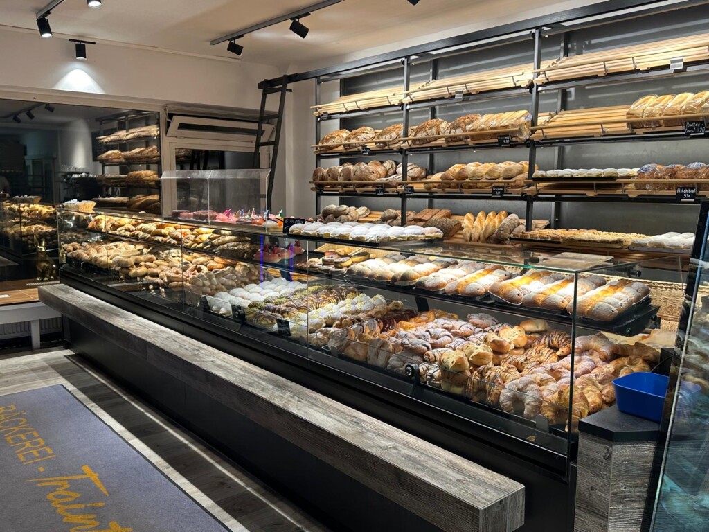 Mit den Jahreszeiten wechseln auch die gebotenen Spezialitäten in der Vitrine – ein Konzept, das die ganze Region zu schätzen weiß. © beigestellt 