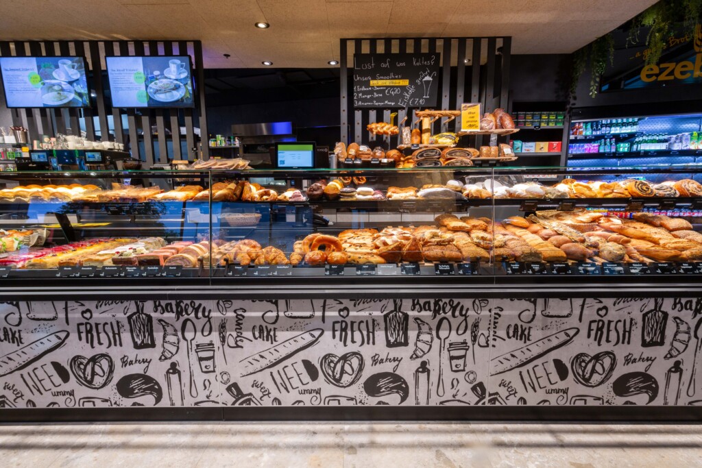 Besonders stylische Theke der Bäckerei EZEB in Schwaz. Konzept und Umsetzung: Aichinger Ladenbau. © Kim Nguyen