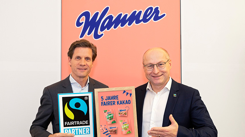 V.l.n.r.: Manner CEO Dieter Messner und Fairtrade Österreich Geschäftsführer Hartwig Kirner freuen sich über die erfolgreiche Zusammenarbeit. © Manner/Noll