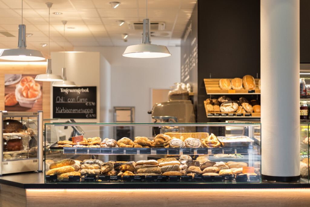 Verkaufstheke der Bäckerei R&F im Rahmen der Neugestaltung. Konzept und Umsetzung: Vrana Shopdesign. © Tauber-Romieri
