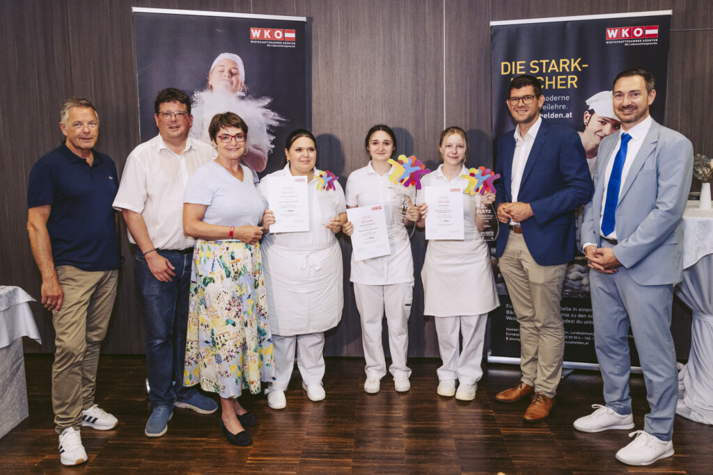 Ehrengäste gratulierten den strahlenden Siegerinnen: Innungsmeister Martin Vallant, Stadtrat Christian Pober, LR Beate Prettner, Emeli Katharina Schwarz, Denise-Desiree Riedl, Marie Wischer, LH-Stv. Martin Gruber und Peter Wallfisch, Direktor der Fachberufsschule Warmbad-Villach. © Martha Gillner