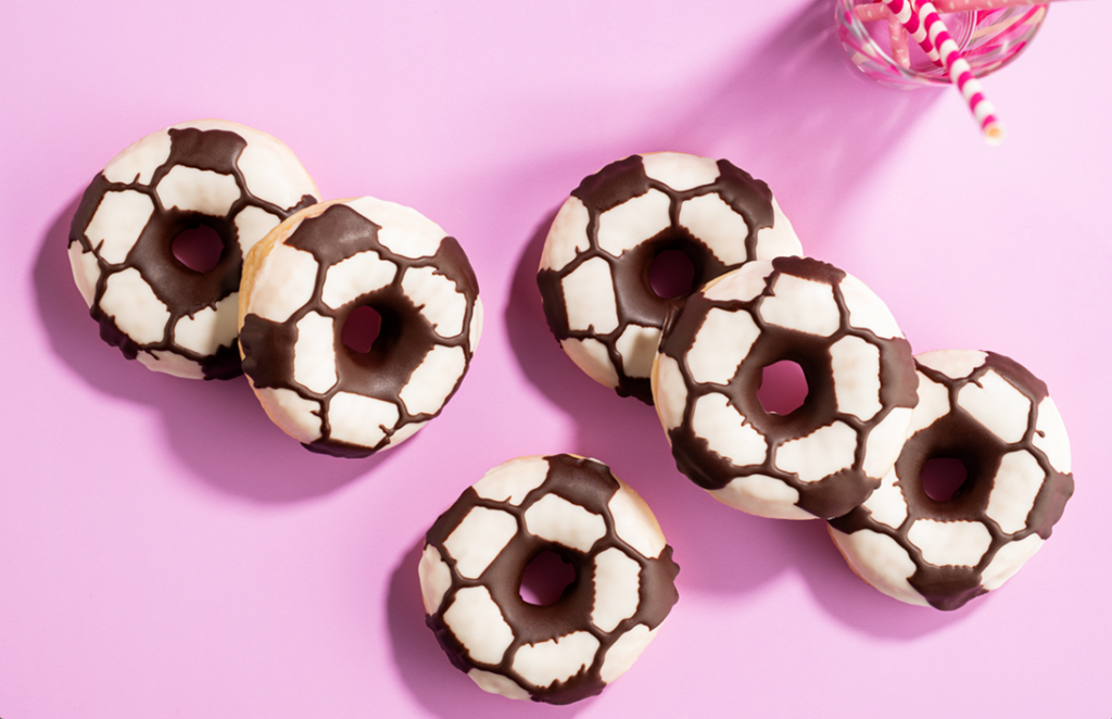 Ein Biss, ein Tor: der Doony’s Fußball-Donut – der süße Treffer zur WM. © Vandemortele