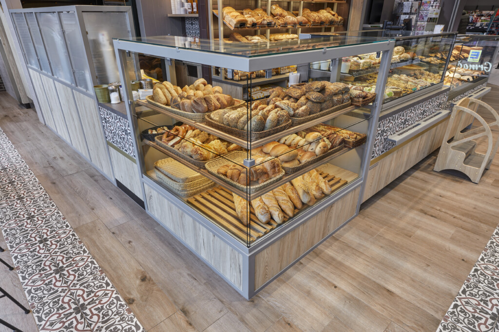Gestaltete Ecklösung der Verkaufstheke in der Bäckerei Auffenberg in Castrop- Rauxel. Konzept und Umsetzung: schmees Ladenbau. © schmees Ladenbau