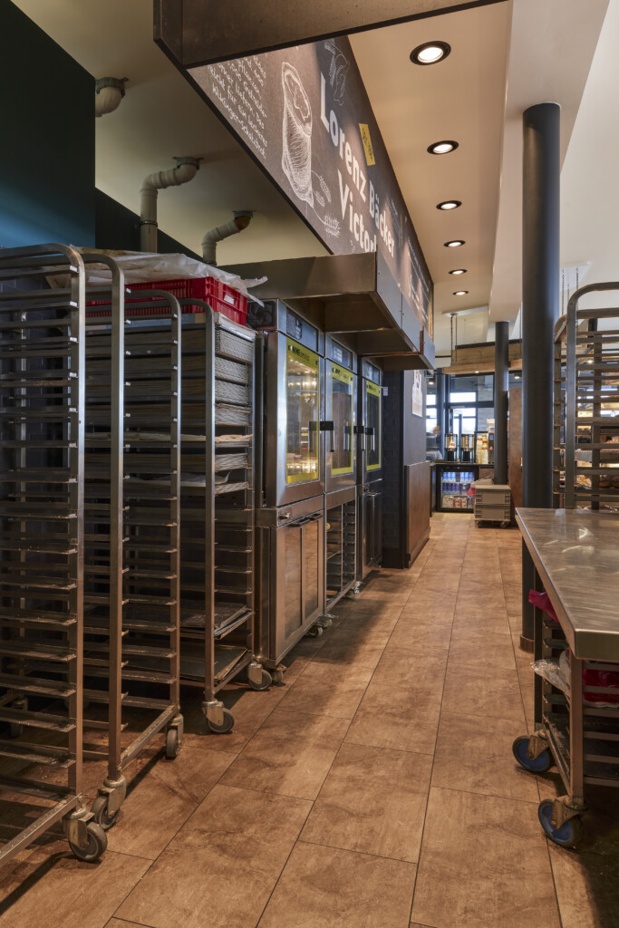 Blick auf die Rückseite der Verkaufstheke der Bäckerei Lorenz Bäcker in Schillig. Konzept und Umsetzung: schmees Ladenbau. © schmees Ladenbau