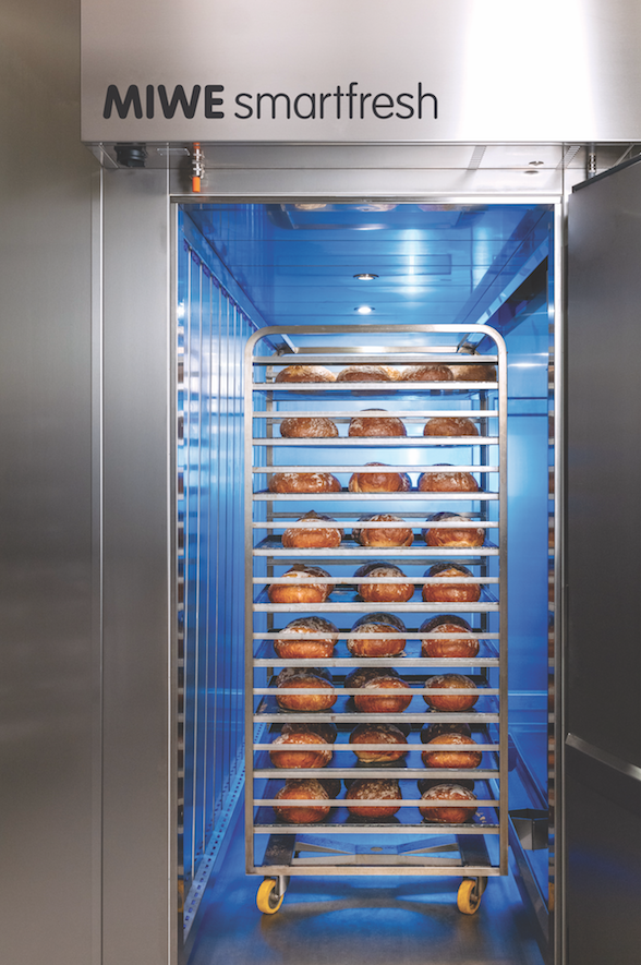 MIWE smartfresh ermöglicht die Langzeitlagerung teilgebackener Backwaren bei rund 4 °C sowie 95 bis 98 Prozent relativer Luftfeuchtigkeit. Bäckereien können Brote mehrere Tage lagern und bedarfsgerecht fertigbacken. Das reduziert Nachtarbeit, spart Energie gegenüber der Tiefkühlung und sorgt gleichzeitig für hohe Frische und Produktqualität. © Beigestellt