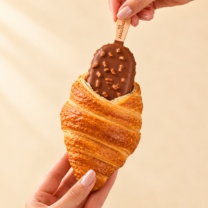 Ob klassisch mit Schoko, mit Mandeln oder gar kein Magnum - sondern ein anderes Stieleis – dieser virale Food-Trend hat sich breits etabliert. © www.zepto.com