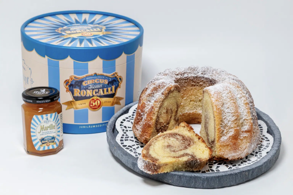 Zwei süße Jubiläumseditionen: Landtmann’s Original Gugelhupf in der Roncalli-Box (750 g, unverbindlicher Verkaufspreis: 26,90 Euro) und Staud’s-Marillenmarmelade (130 g, unverbindlicher Verkaufspreis: 4 Euro). © Beigestellt