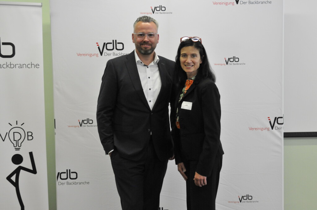 Der Präsident der VdB Deutschland besuchte ebenfalls das Kolloquium und tauschte sich mit VdB-Österreich-Obfrau Eva Pfahnl aus. © VdB