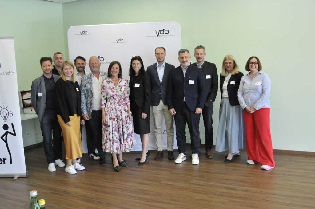 Referenten, Gastgeber und Branchenvertreter am zweiten Tag des VdB- Kolloquiums in Schladming: Markus Geres, Johannes Ruisz, Natalie Frühwirth, Christian Ruetz, Karl und Waltraud Guschelbauer, Eva Pfahnl, Markus Kugelmann, Christian Ranzenberger, Stefan Huemer, Gisela Wenger-Oehn und Christina Moser-Wachtveitl (v. l. n. r.). © VdB