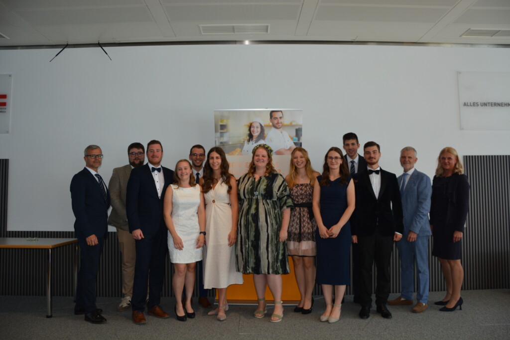Die neuen Bäcker-Meister:innen mit Lehrern & Innungsvertretern: KV E. Heftberger, BEd., Julian Kurz, Bernhard Schwab, Sophie Zauner, Lukas Palmanshofer, Ines Salzner, Elena Tomandl-Mayrhofer, Charlotte Berger, Elisabeth Mair, Christoph Passenbrunner, Alexander Hamedinger, LIM MMst. Reinhard Honeder & Dir. DI G. Wenger-Oehn. © Hilde Resch