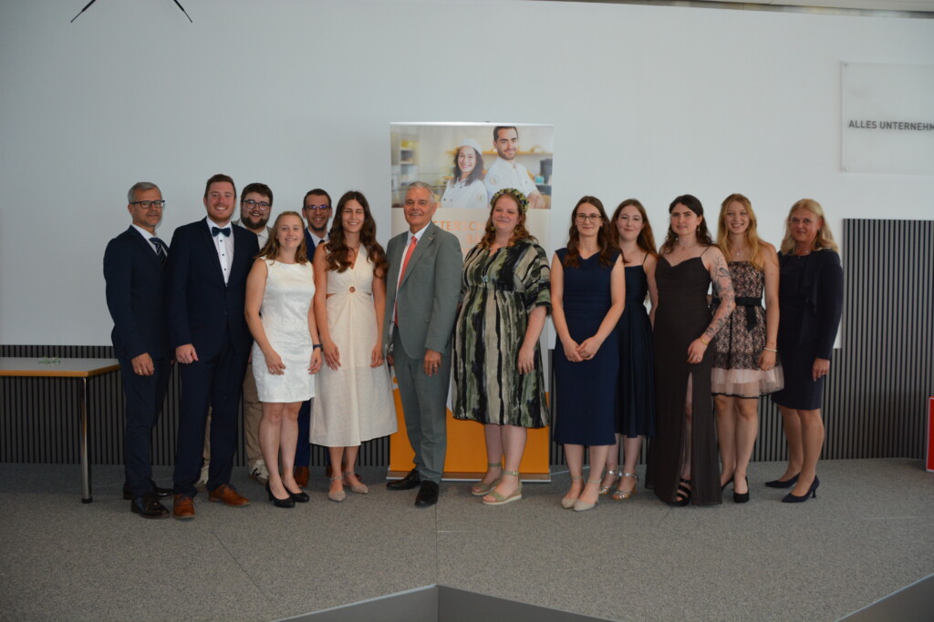 Die neuen Konditormeister:innen mit Lehrern und Innungsvertretern: KV Erwin Heftberger, BEd., Bernhard Schwab, Julian Kurz, Sophie Zauner, Lukas Palmanshofer, Ines Salzner, BIM KommR Mst. Leo Jindrak, Elena Tomandl-Mayrhofer, Elisabeth Mair, Judith Weiß, Joanna Widerna, Charlotte Berger & Dir. DI Gisela Wenger-Oehn. © Hilde Resch