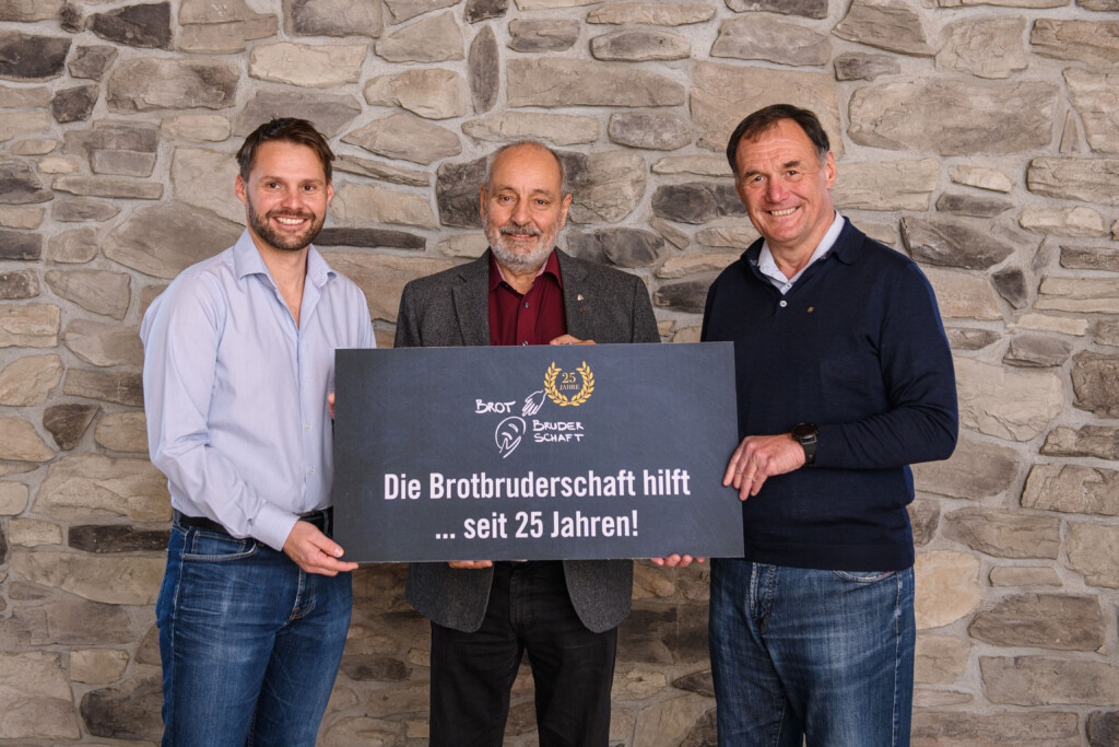Soziale Verantwortung gehört bei Ruetz zur Familientradition: Christian Ruetz jun., Gründer und Obmann Christian Ruetz sen. sowie Herbert Peer, Koordinator von „Netzwerk Tirol hilft“, beim 25-Jahr-Jubiläum der Brotbruderschaft. Der 1996 gegründete Verein hatte bis dahin bereits mehr als 2.000 Menschen in Tirol nach Schicksalsschlägen schnell und unbürokratisch unterstützt.. © Franz Oss