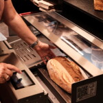 Schnitt wählen: Über das Touchdisplay wird der Schneidevorgang gestartet und die gewünschte Einstellung gewählt.© Freddy Ricci