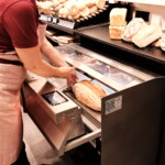 Brot platzieren: Der Laib wird in die MHS integral touch eingelegt und positioniert. © Freddy Ricci