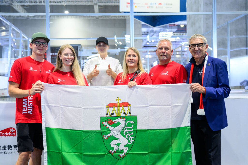 Der steirische Fanclub feuerte Jennifer an (v. l.): Schwager Markus, Schwester Lara, Jennifer Lueger, die Eltern Manuela und Jakob Lueger sowie SkillsAustria-Präsident Josef Herk. © Max Slovencik
