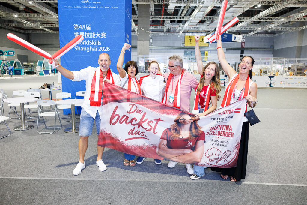 Große Unterstützung aus der Heimat für Valentina (v. l.): Onkel Alex Tobler, Oma Gabriele Aichinger, Valentina Otzelberger, Opa Alois Aichinger, Mama Yvonne Otzelberger und Tante Jaqueline Tobler. © Florian Wieser