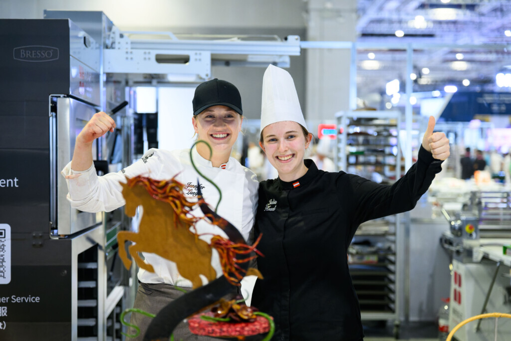 Starkes Team in Shanghai: Bäckerin Jennifer Lueger mit ihrer Trainerin und Skills-Expertin Julia Kusel während der WorldSkills. © Max Slovencik