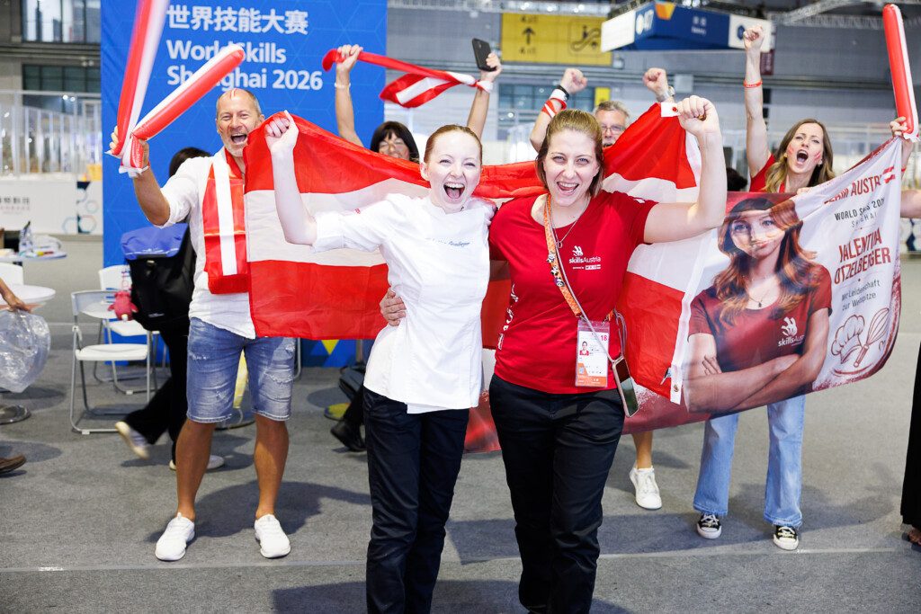 Gemeinsam durch Höhen und Tiefen: Valentina Otzelberger mit ihrer Trainerin und Skills-Expertin Veronika Schmidt bei den WorldSkills in Shanghai. © Florian Wieser