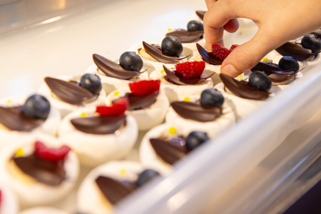 Hochwertige Schokoladenkreationen stehen neben dem Außer-Haus-Geschäft, modernen Snack-Ideen, wirkungsvoller Warenpräsentation und Kaffeespezialitäten im Mittelpunkt. © Frank Eppler / Messe Stuttgart