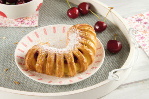 Der neue Kirsch-Vanille-Fächer: Fruchtige Kirschen kombiniert mit einer zarten Vanillecreme im feinen Butterplunderteig. © Beigestellt
