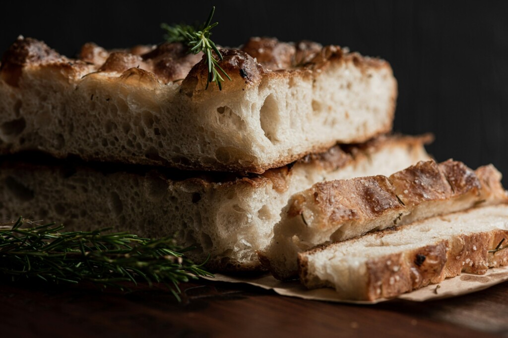 Focaccia alla Genovese, Italien – 4,5 Punkte. Goldgelb gebacken, mit Olivenöl und grobem Meersalz verfeinert: Die traditionell flache, rechteckige Focaccia alla Genovese begeistert bei TasteAtlas mit 4,5 Punkten. © Diego Arenas de Rodrigo /Unsplash