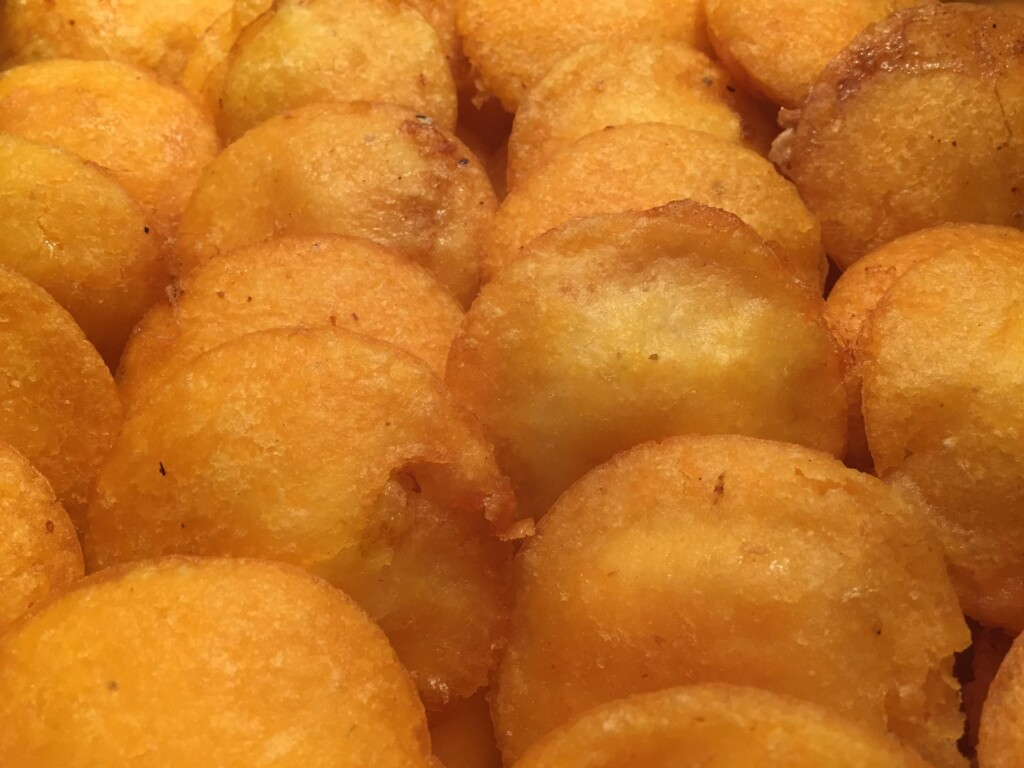 Pan de bono, Kolumbien – 4,5 Punkte. Klein, käsig und am besten noch warm: Das kolumbianische Pan de bono wird aus Kassavastärke, Maismehl oder Maisgrieß, Frischkäse und Ei zubereitet und erreicht bei TasteAtlas 4,5 Punkte. © Jaime Gonzales / Pixabay