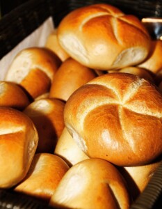 Kaisersemmel, Österreich – 3,9 Punkte. Fünfteiliger Stern, knusprige Kruste und herrlich weiche Krume: Die österreichische Kaisersemmel überzeugt mit ihrer charakteristischen Form und erreicht bei TasteAtlas 3,9 Punkte. © R. Rainer / Pixabay