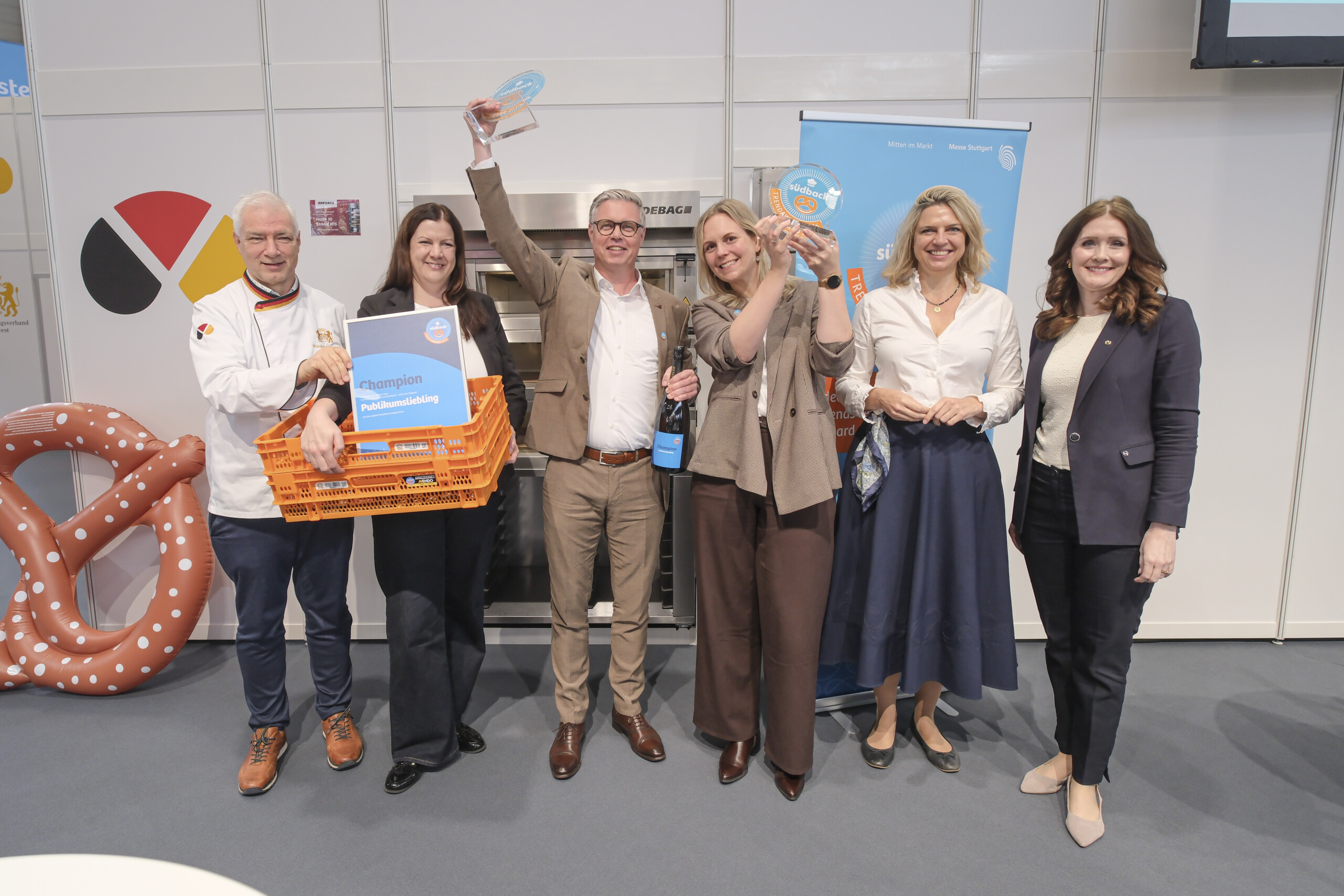 Doppelgewinner Ringoplast: Martin Reinhardt, Landesinnungsmeister Bäckerinnungsverband Südwest; Ines Ripperda, Marketing, Oliver Ende, Vertriebsleiter und Britta Lamann, Marketing, von Ringoplast; Staatssekretärin Sarah Schweizer MdL und Stefanie Kromer, Direktorin Kommunikation Messe Stuttgart (v.l.n.r.). | Bildnachweis: Thomas Wagner / Messe Stuttgart