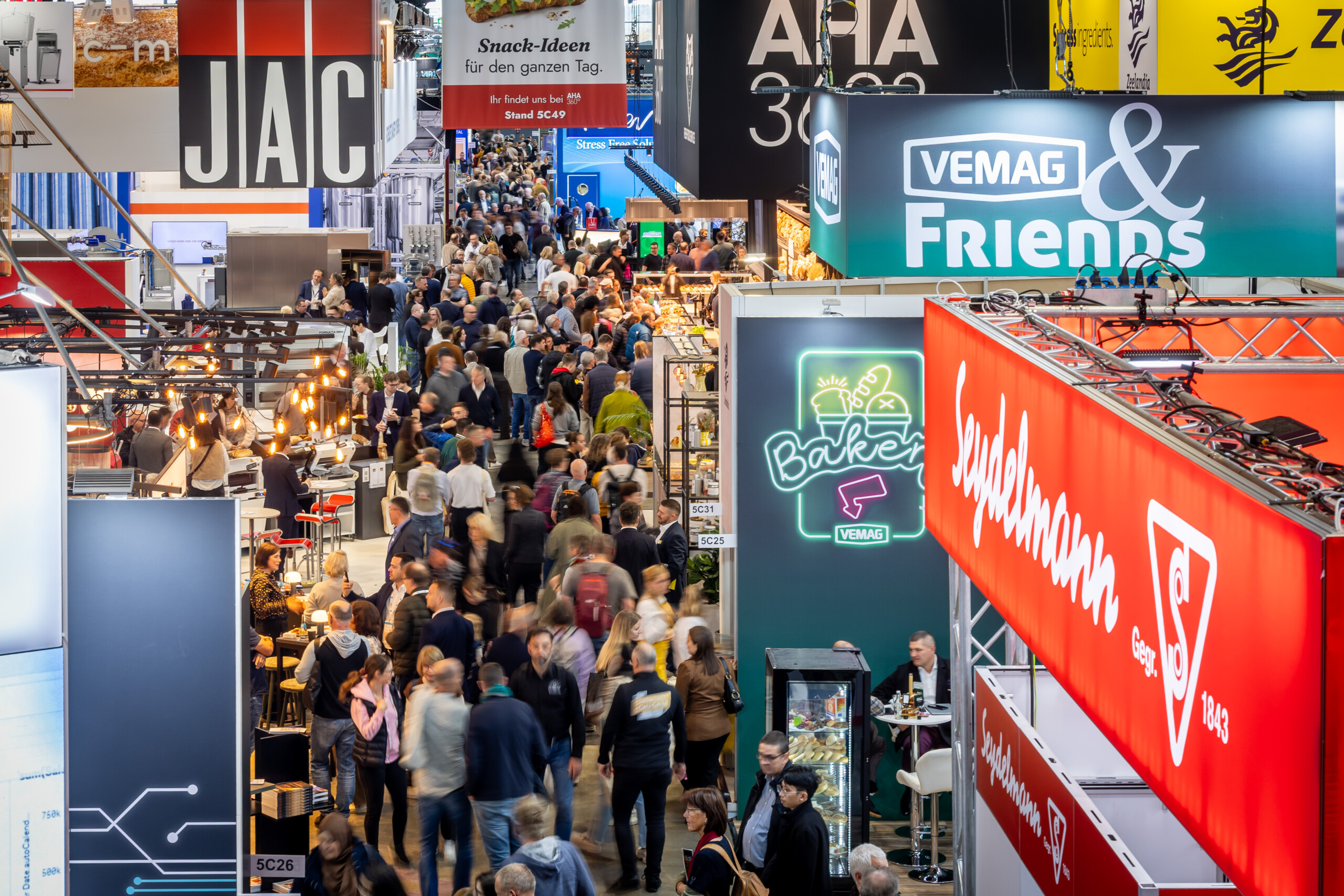 Volle Hallen an allen vier Messetagen der südback 2026. | Bildnachweis: Uli Regenscheit / Messe Stuttgart